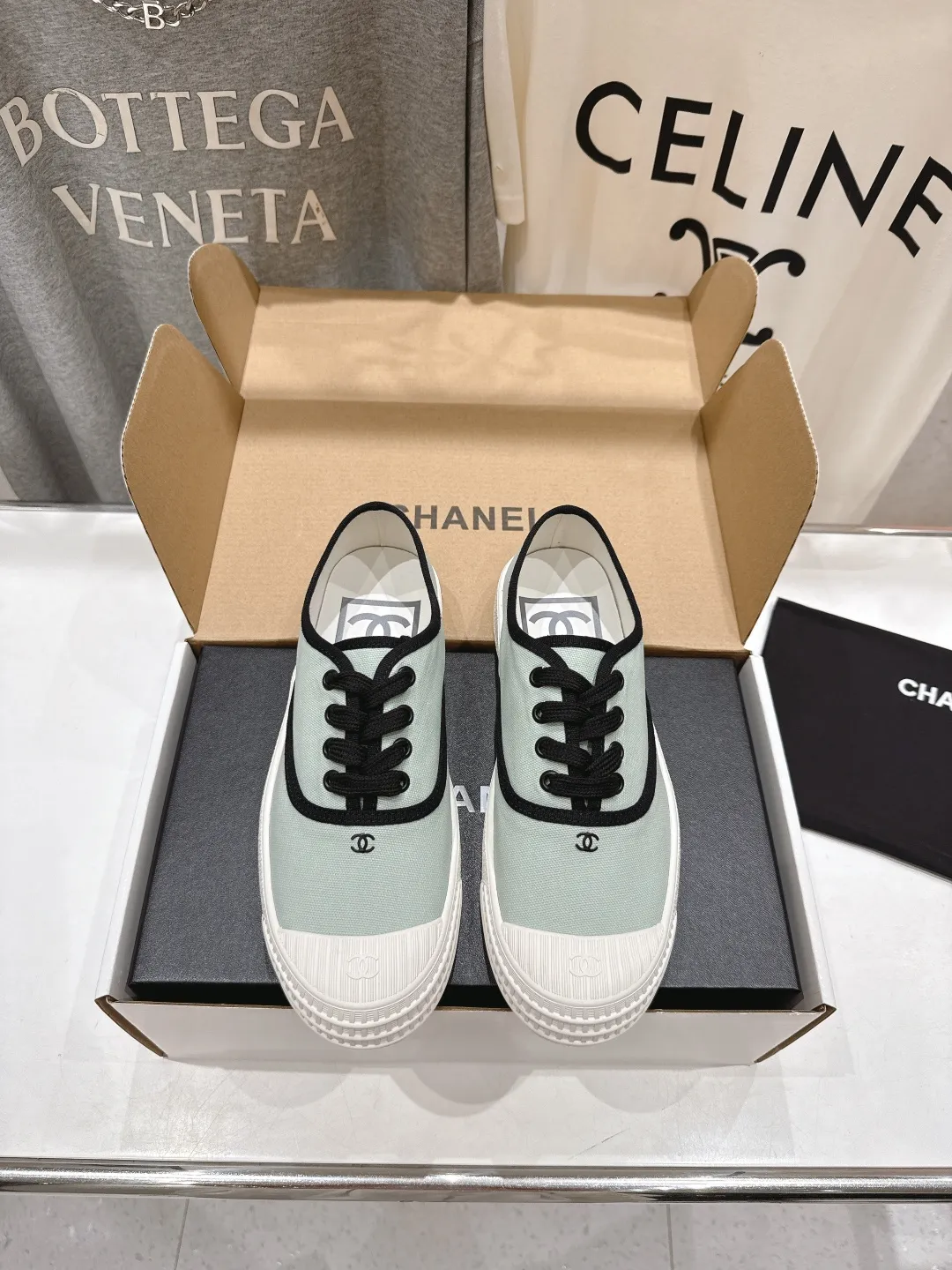 👟👟Ex-factory price 400👟👟 -Chanel* Xiaoxiang 2025ss latest casual shoes, currently super popular biscuit shoes. Internet celebrity Xiaohongshu is crazy about hot recommendations. The silly and cute style has a retro flavor! Special shape, very recognizable, slim and long legs, absolutely powerful, very comfortable to wear, good-looking, comfortable, and heightening. I must recommend it to everyone, the main feature of this year's series, minimalist style ✔Fabric: original customized canvas ✔Foot: water-dyed cowhide, comfortable foot feel ✔Outsole: molded high-elastic rubber platform outsole ✔Number: 35-39 (customized in 40)